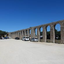 城壁へ向かって伸びる。