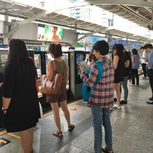 プロンポン駅に直結　あたりには店が多いエリア