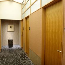 シャワールームは計5室。固定式タイプのシャワー。