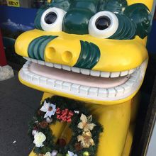 入り口でシーサーがお迎えしてくれます