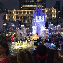 写真は２０１５年のクリスマス。今年は巨大雪だるまです