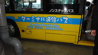 黄色で目立つバス