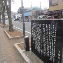 桜川のほとりに文学碑が並んでいます