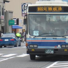 旧箱根登山塗装のバスも走っています