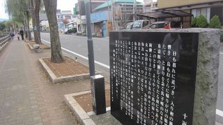 桜川の沿道に三島ゆかりの文学碑が並んでいます