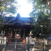 市役所が隣接する神社