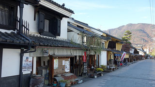 格子戸の家の町並み