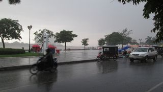 大雨のトンレサップ川