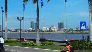 通りの南側は高級感があり