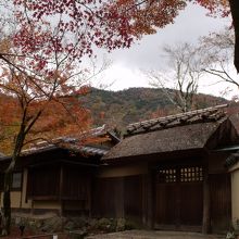 宝厳院の門前、嵐山が借景になっている。