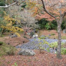 紅葉に目を奪われるが、...奥の滝組から大振りな石の枯山水に