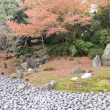 流れの右には三尊石がある獅子の庭