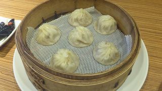 肉汁を味わう小龍包