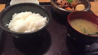 昼の定食はなかなか良いです