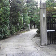 千手院の入口の門の様子です。多くの緑の樹々が繁っています。