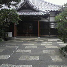 千手院の参道の奥に本堂が見えます。本堂の周りに樹々も見えます