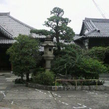 千手院の境内の様子です。左側が本堂です。緑の樹々が多いです。