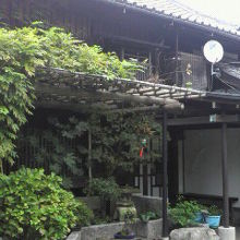 千手院の本堂の横の建物です。やはり、緑の樹々が繁っています。