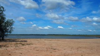 乾季には湖の大きさはすごく縮小する