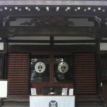 永稱寺の本堂の中央には、対になった大きな紋章が目に入ります。