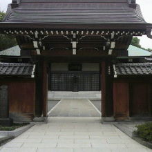 西蔵院の山門です。山門の奥に、本堂の一部を見ることができます