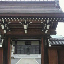 西蔵院の山門です。山門の奥に、本堂の一部を見ることができます