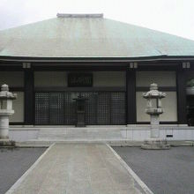 西蔵院の参道と本堂です。左右が対称の端正な構図の本堂です。