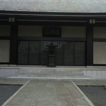 西蔵院の参道と本堂です。銅葺きの屋根と格子状の扉が印象的です