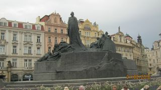 旧市街広場の中央にたてられています。