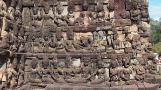 阿修羅像のレリーフもあり