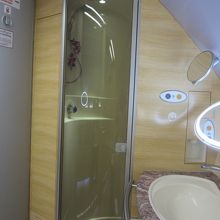 ガラス戸の奥がシャワー室です（時間制限有り）