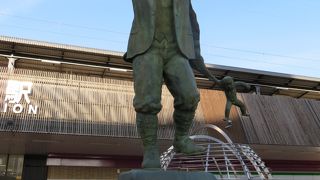 何とも不思議な銅像