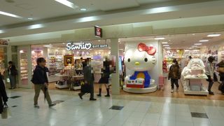 巨大なキティちゃんが迎えてくれます。