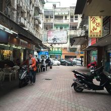 この路地にある