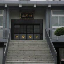 世尊寺の本堂の正面です。山号が記された額が掲げられています。