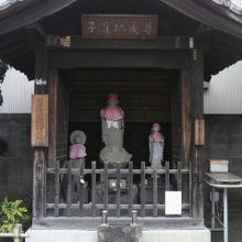 世尊寺の入口の右側に置かれている子育て地蔵尊とその祠です。