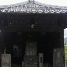 世尊寺の入口付近にある世尊寺大師堂です。石碑が多数あります。