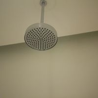 たっぷりお湯が出るレインフォーレストシャワー