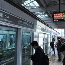 空港駅。アナウンスは沙上駅でも日本語案内あり。