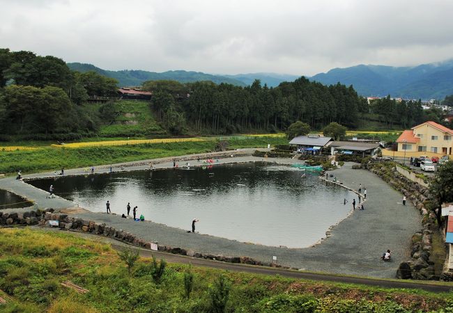 清流沿いの広いフィッシングセンターです