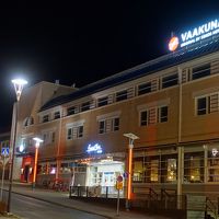 ホテル1階に2店のレストラン併設（高級＆カジュアル）