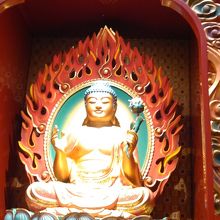 穏やかな顔の仏像