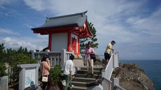 狭い足場を伝って建物の回りを確かめる人が多いですが