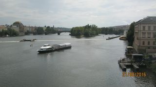 優雅に流れています。