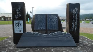 広い駐車場と、色々なレストランがあります。