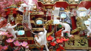 時間つぶしに♪大きな天覧山車があります。