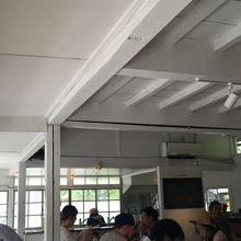 白を基調とした店内