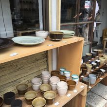 店外に並べられた作家ものの陶器