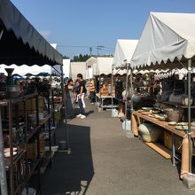 たくさんのお店が立ち並ぶ