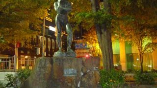 若くたくましい男性の像です。